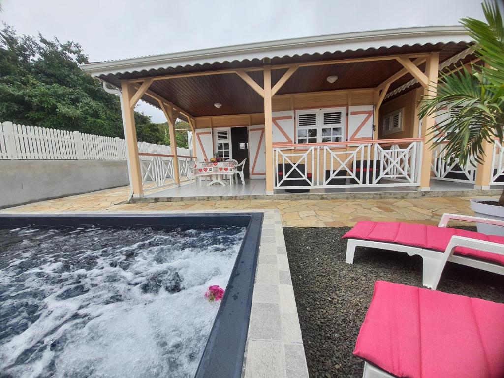 La Maison du Pécheur 97280 vous propose 2 bungalow, 2 Piscine privé avec jaccuzi intégrés, a 5 min de la plage et 2 min du port de pêche photo 3