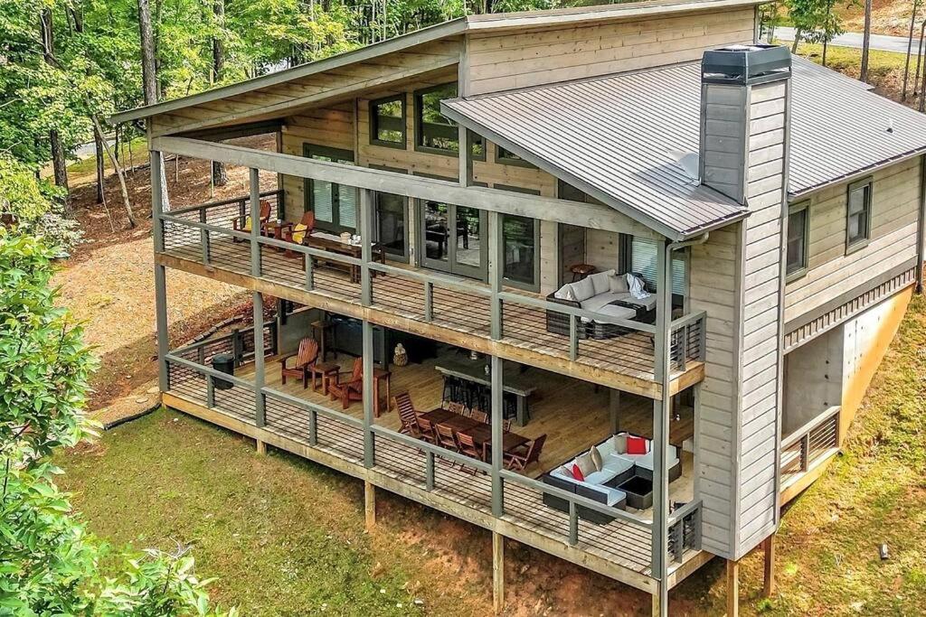 NEW Modern Cabin! 2 Large Decks, Hot Tub, Sleeps 8