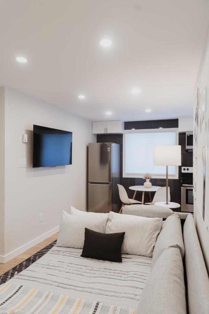 Modern, Luxurious Apartment near Downtown Ottawa photo 1