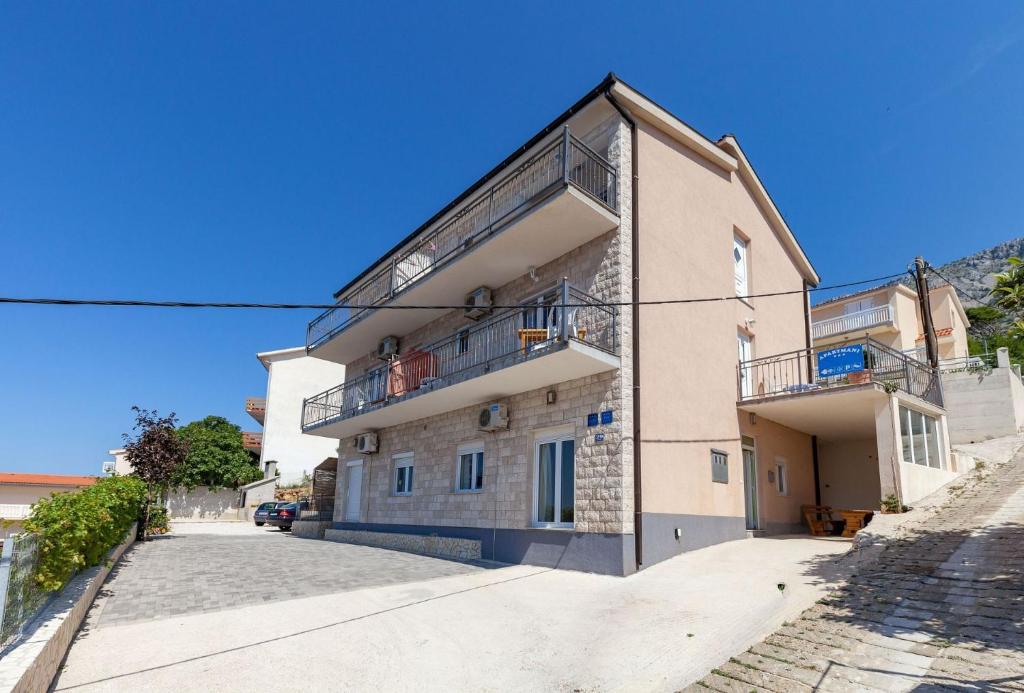 Apartments with a parking space Stanici, Omis - 17894 photo 1