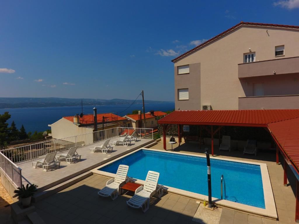 Apartments and rooms with a swimming pool Lokva Rogoznica, Omis - 18328 photo 4