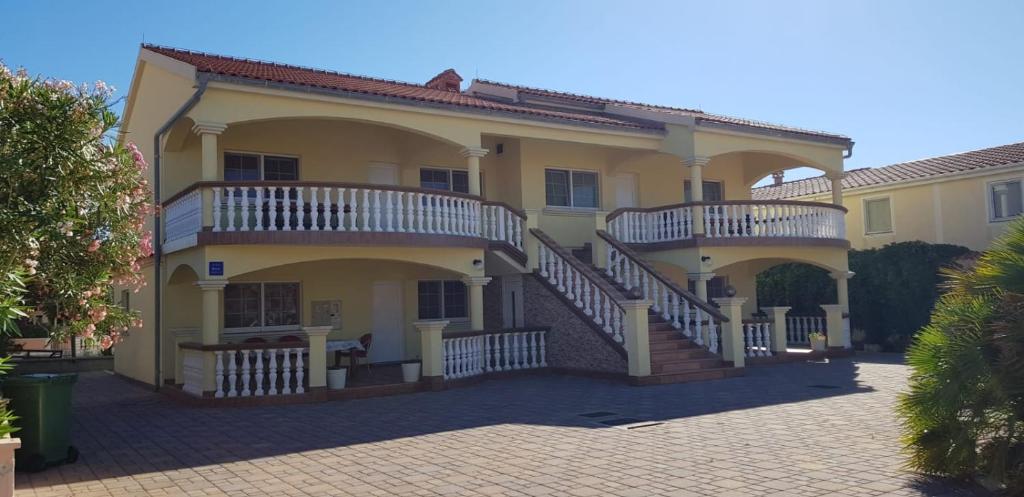 Apartments with a parking space Vir - 18407 photo 1