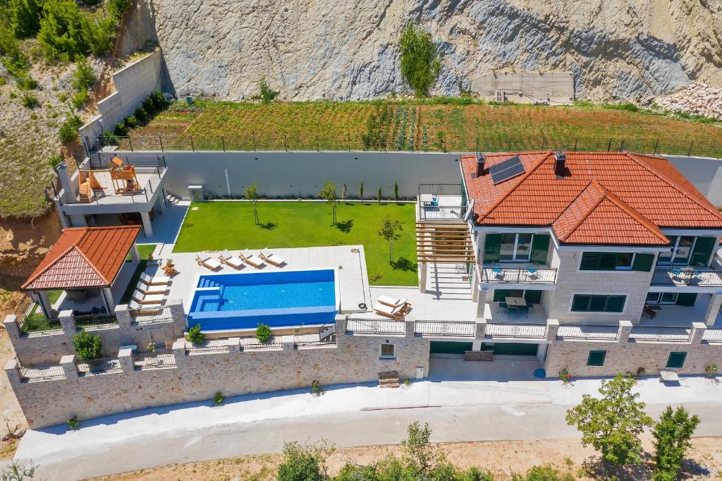 Luxury villa with a swimming pool Studenci, Zagora - 18483 photo 1
