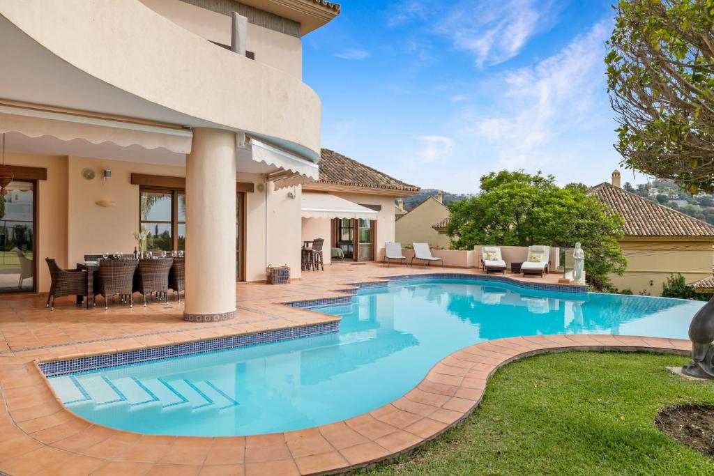 Luxury Villa Robledal By Mabiente - Views of the sea and the golf course photo 2