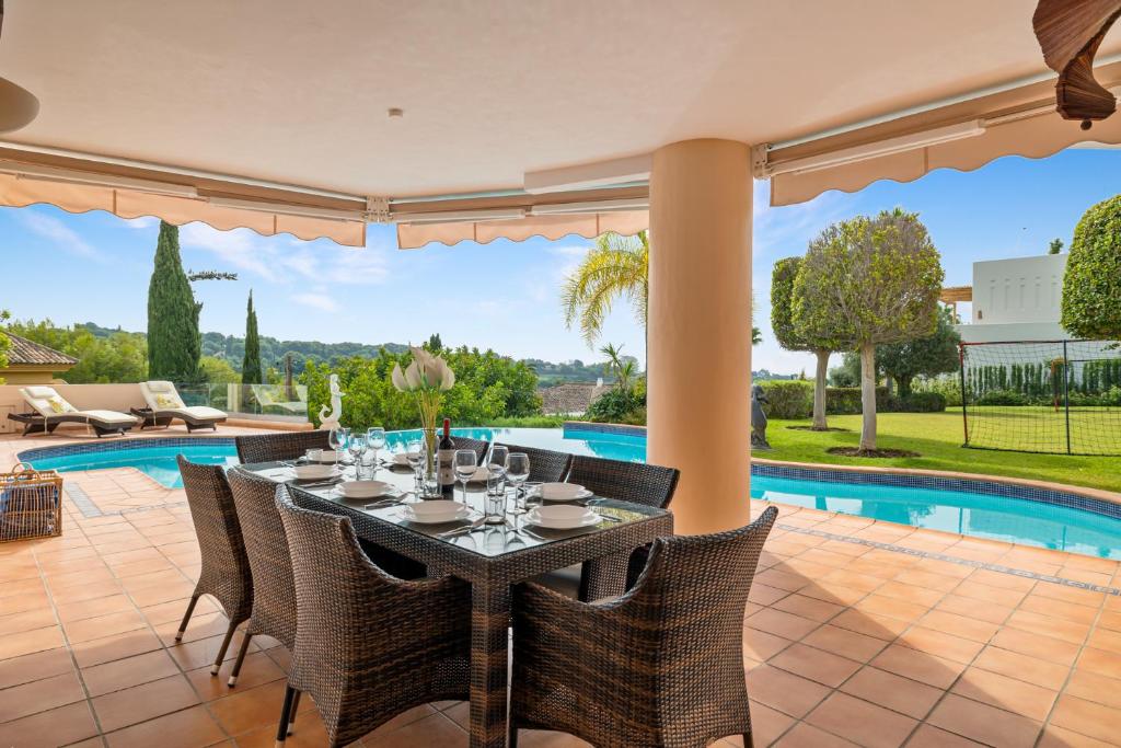 Luxury Villa Robledal By Mabiente - Views of the sea and the golf course photo 4