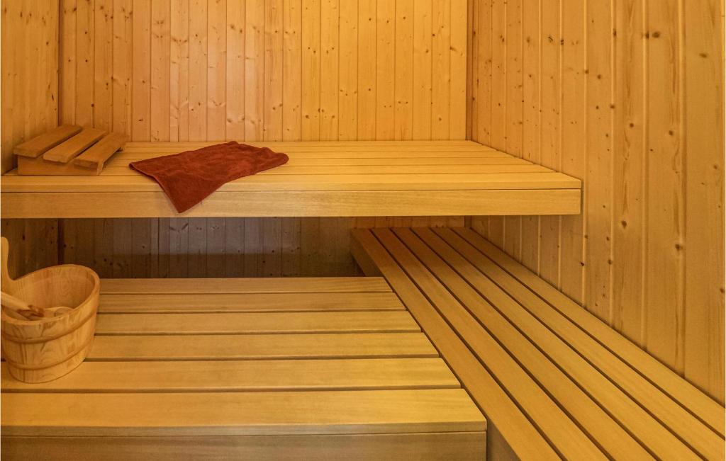 Amazing Home In Krems Ii-warderbrck With 2 Bedrooms, Sauna And Wifi photo 3