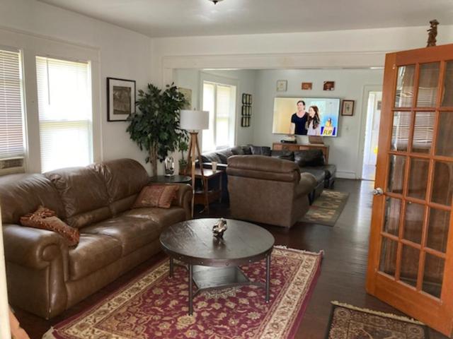 Country House on 1 Acre 4 Beds Great for Events or a quiet weekend! image