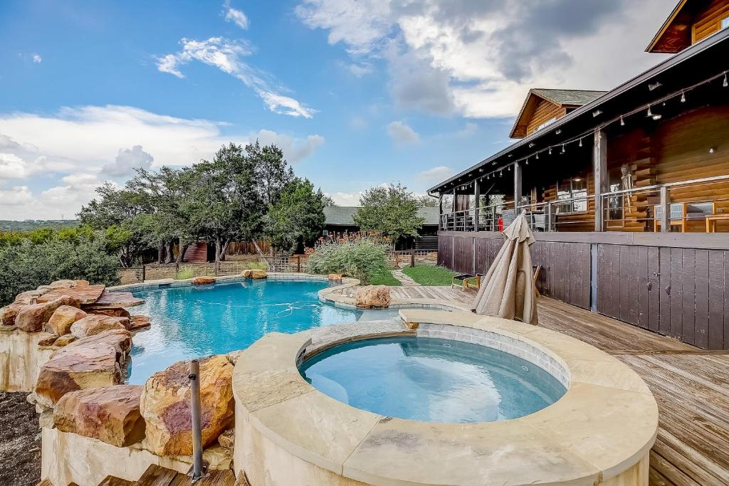 Dusty's Hill Country Cabin photo 1