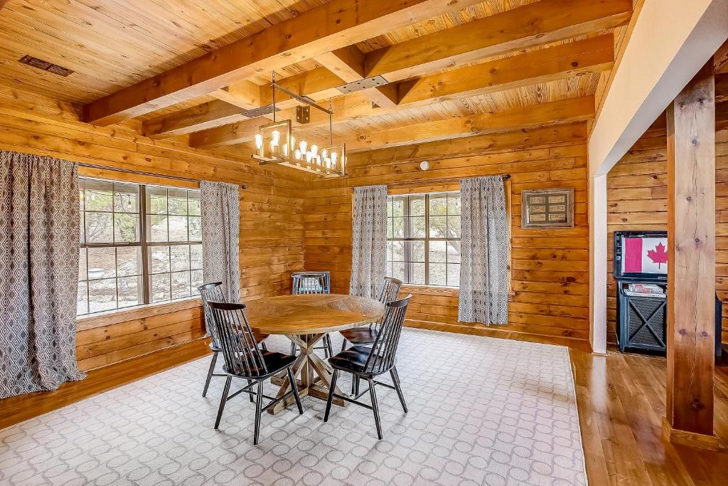 Dusty's Hill Country Cabin photo 4