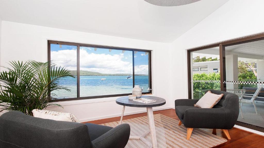Baywatch - Beachfront Bliss Executive Home photo 1