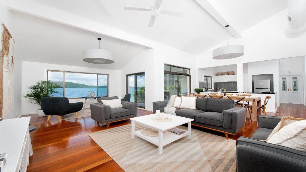 Baywatch - Beachfront Bliss Executive Home photo 2