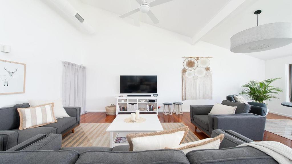 Baywatch - Beachfront Bliss Executive Home photo 3