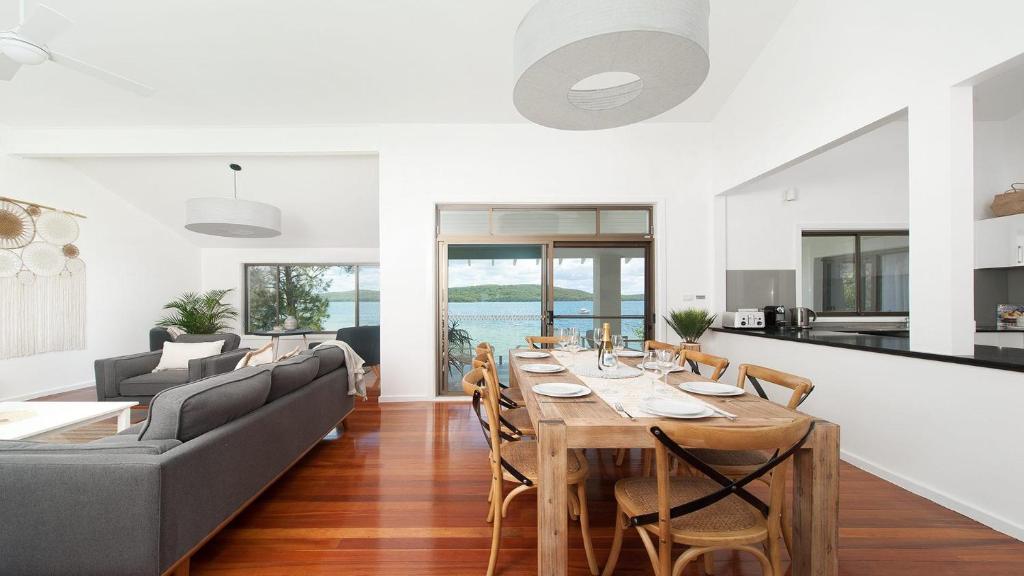 Baywatch - Beachfront Bliss Executive Home photo 4