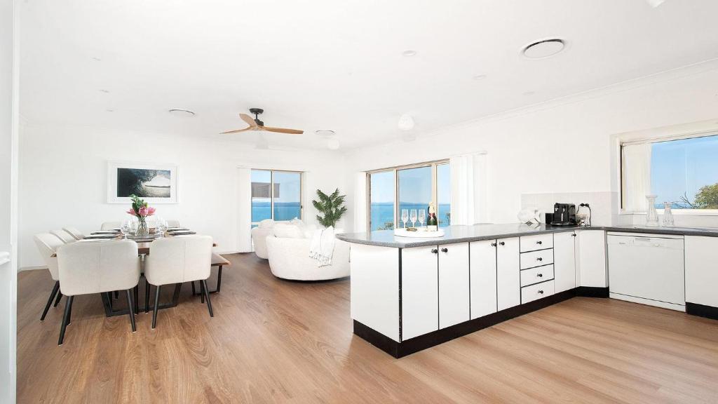 The Family Entertainer - with sweeping water views photo 2
