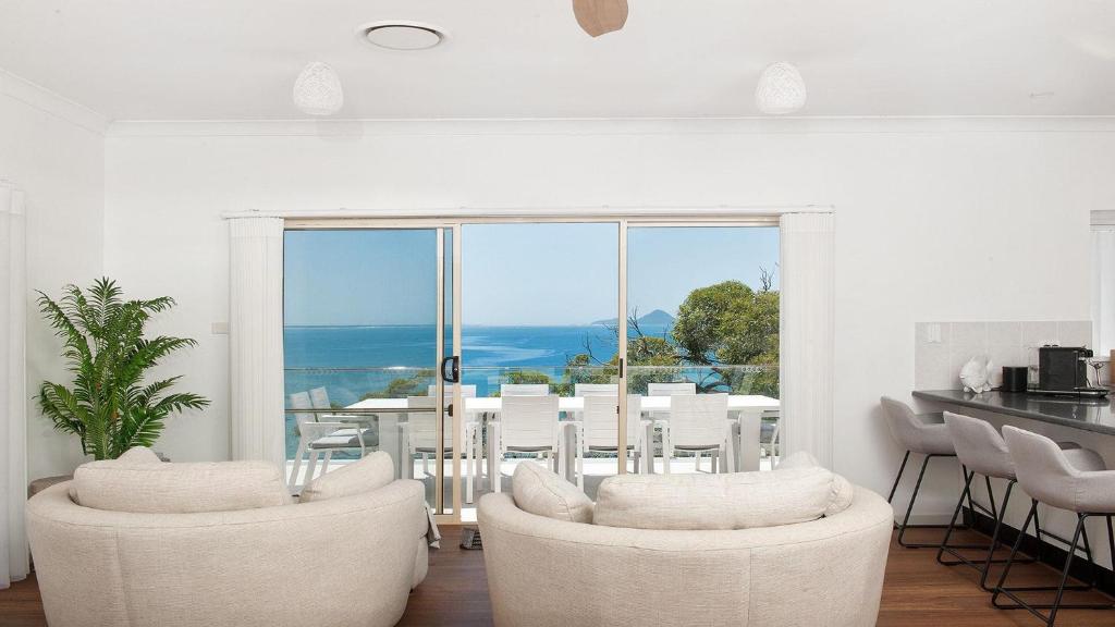 The Family Entertainer - with sweeping water views photo 1