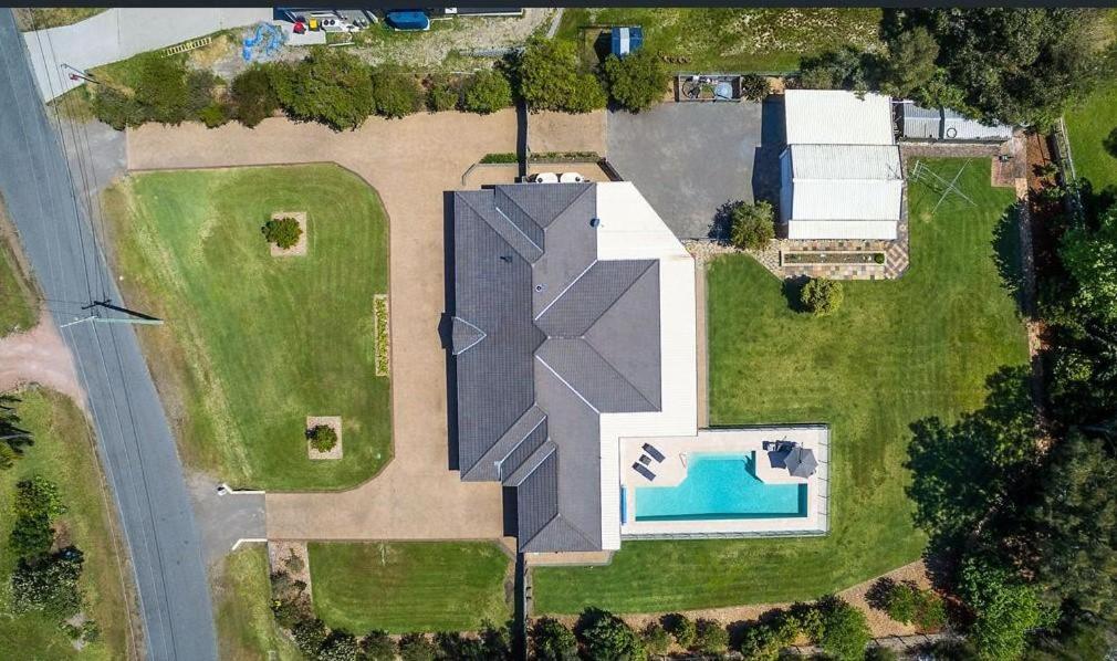 Coast and Country Estate - 15m Heated Pool and Minutes to Beach photo 2