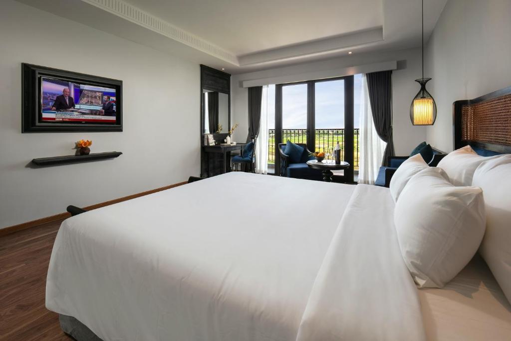 Shining Riverside Hotel & Spa