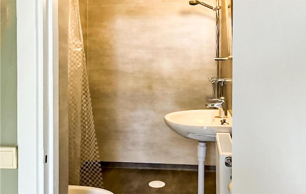 Amazing Apartment In Kristinehamn With House A Panoramic View photo 3