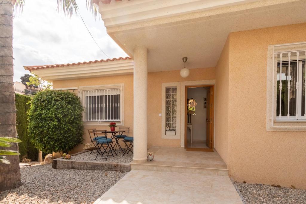 Agradable casa con piscina photo 1