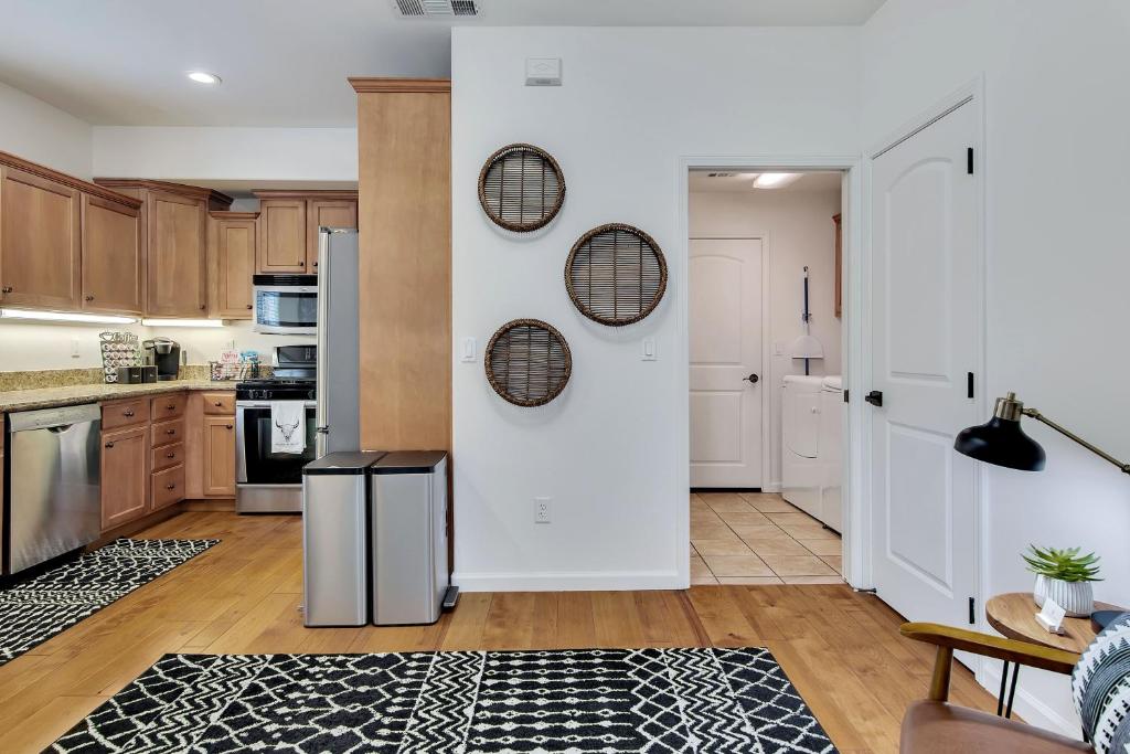 Downtown Paso: Sip N Sleepz 3 Bed/2.5 Bath photo 2