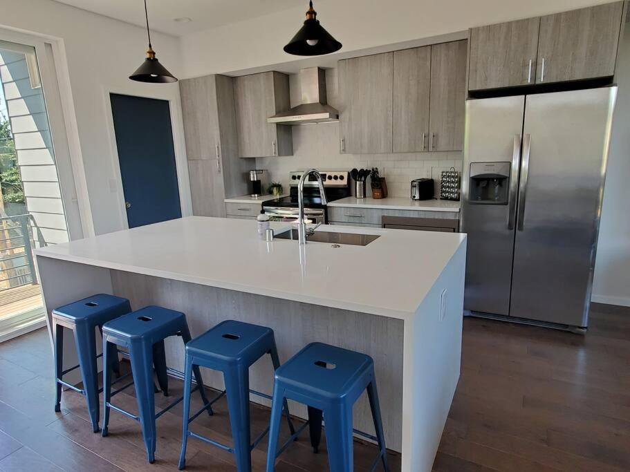 Modern Townhome Rooftop Deck, Office and King Bed photo 1