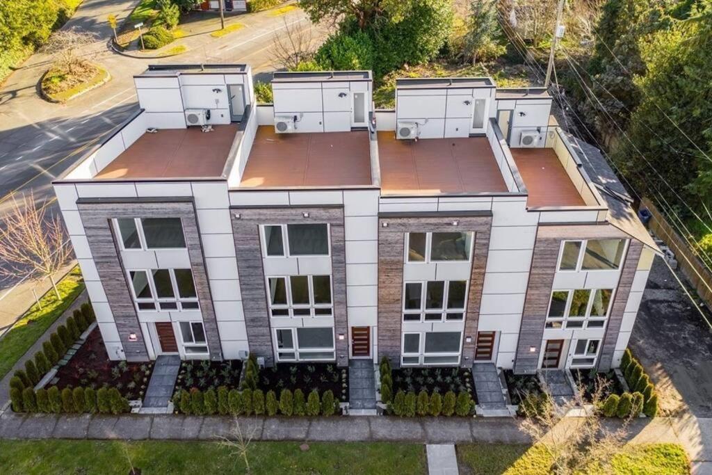 Modern Townhome Rooftop Deck, Office and King Bed photo 4