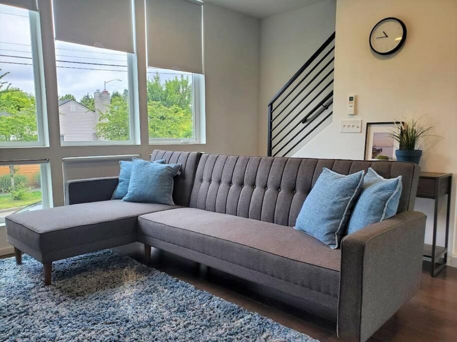 Modern Townhome Rooftop Deck, Office and King Bed photo 2