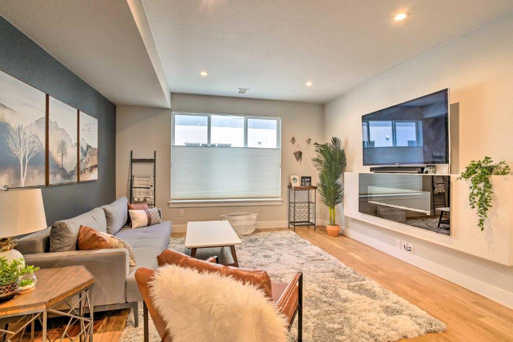 Upscale Denver Townhome with City Skyline Views photo 1