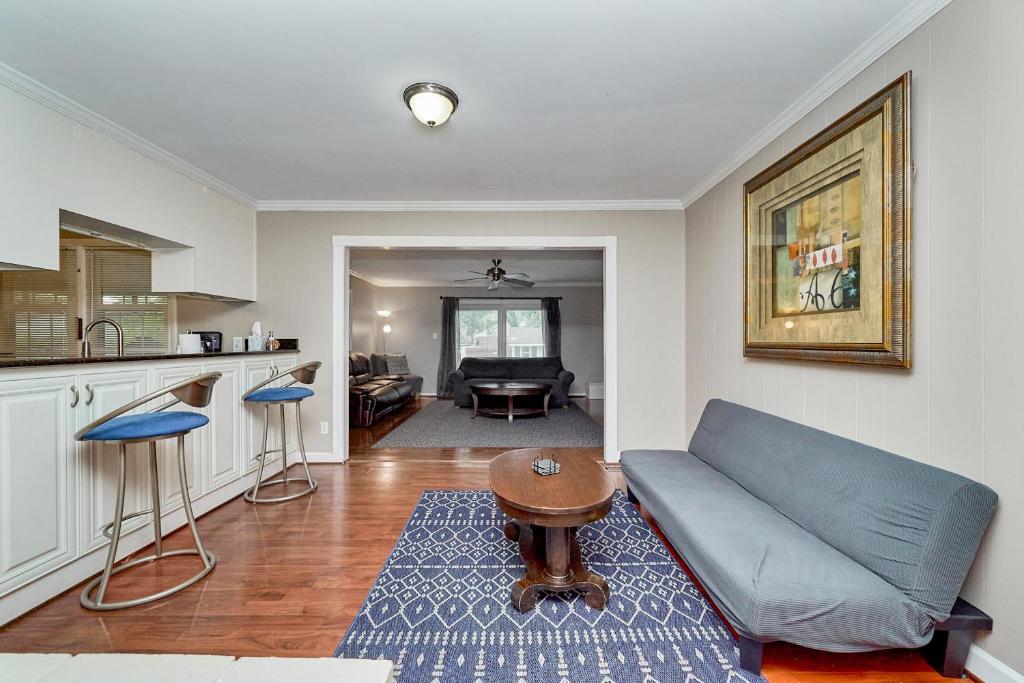 HOLIDAY HOME 5 BR 3 BA Near Beaches and Venues photo 4