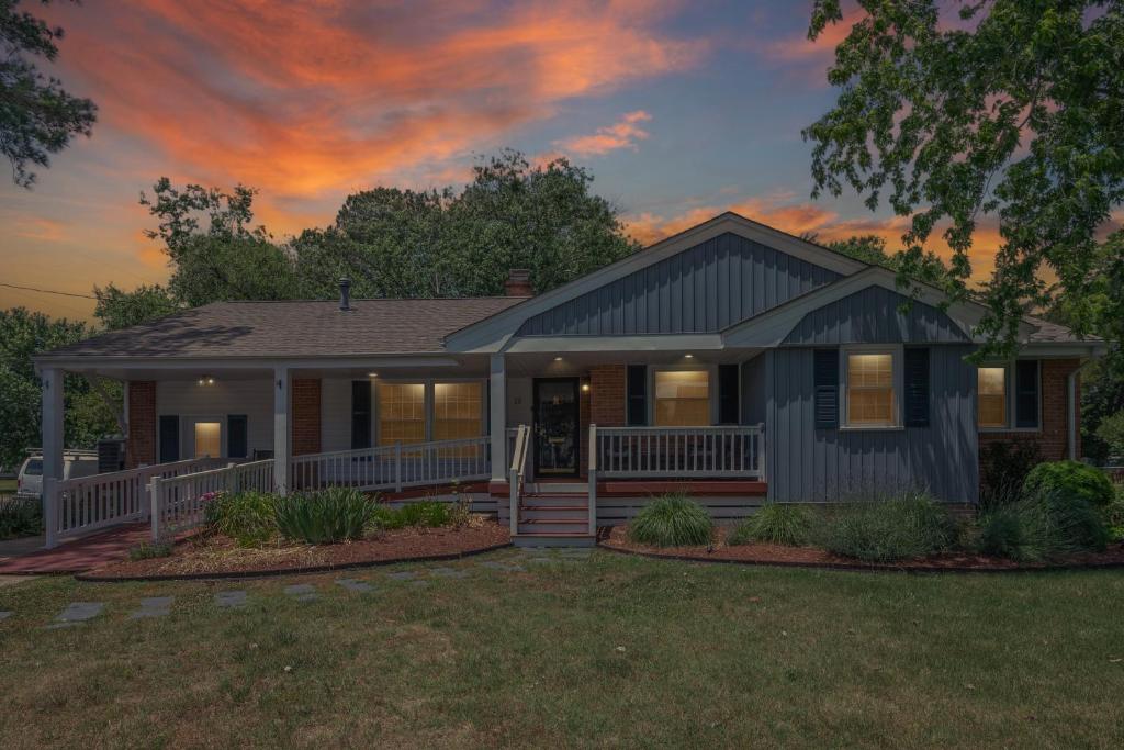 LUXURY HOME 5 BR 3 BA Near Beaches and Venues image