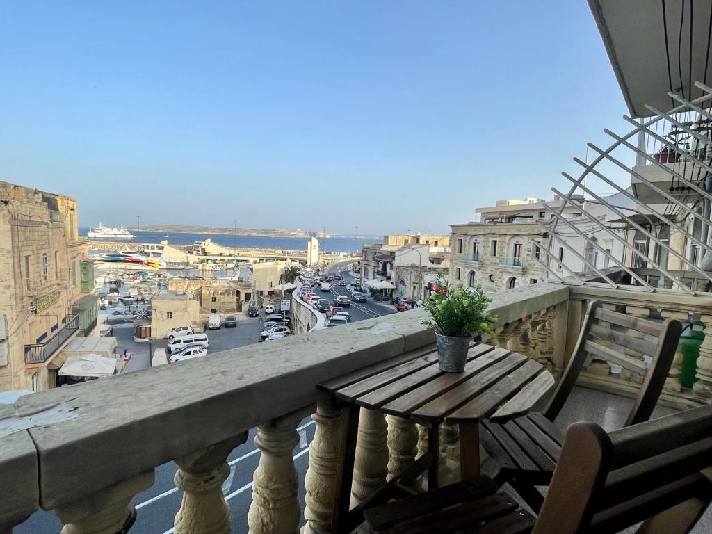 Seafront Apartment with Balcony Overlooking Marina photo 2