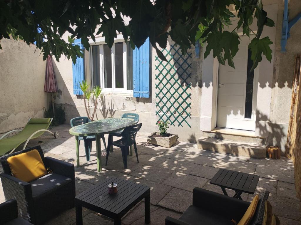 Mas provençal au cœur des vergers photo 3