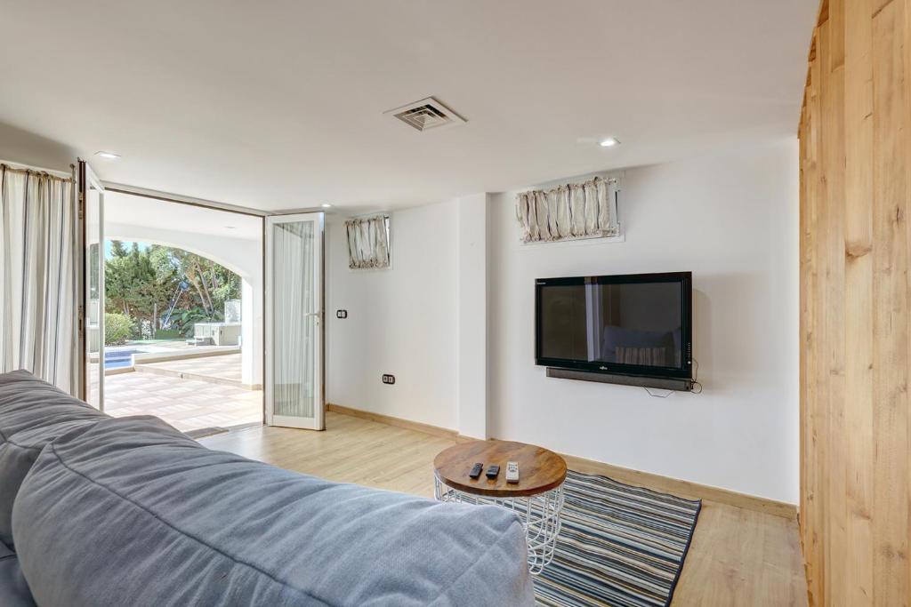 Modern independent studio apt in luxury villa photo 4