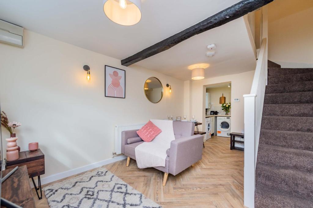 Coton Hill Shrewsbury Cottage - Tap to explore photos