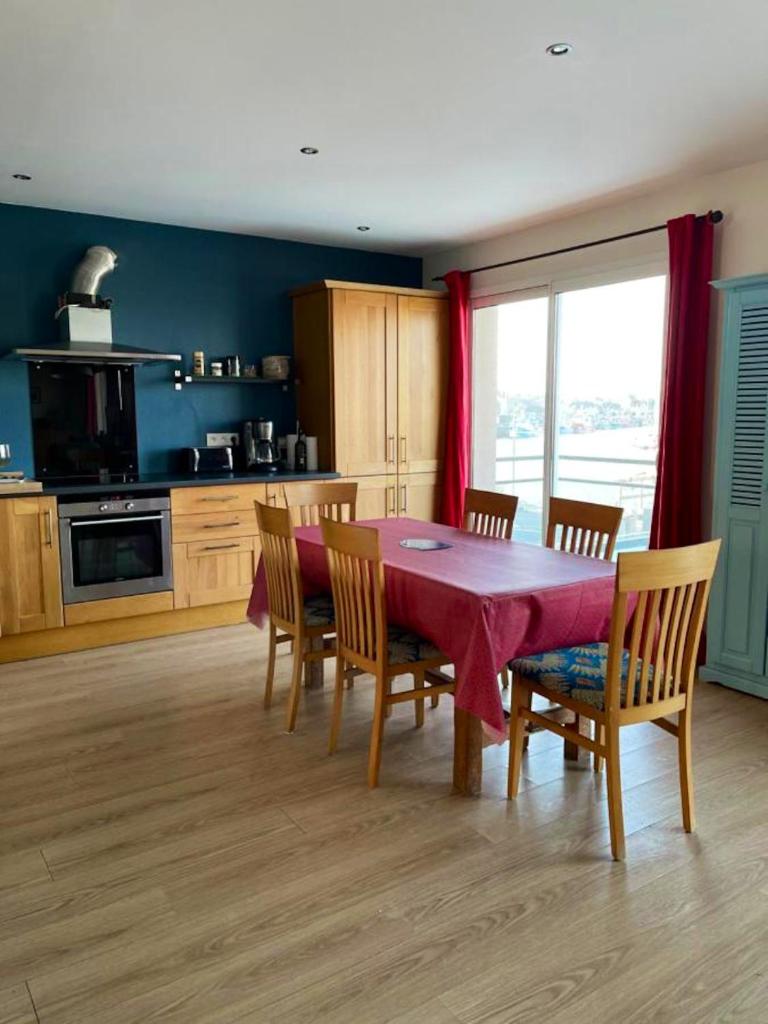 Appartement de 2 chambres a Saint Vaast la Hougue a 100 m de la plage avec vue sur la mer terrasse amenagee et wifi photo 3