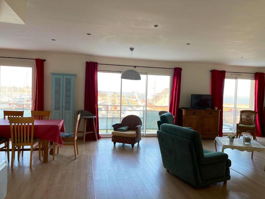 Appartement de 2 chambres a Saint Vaast la Hougue a 100 m de la plage avec vue sur la mer terrasse amenagee et wifi photo 4