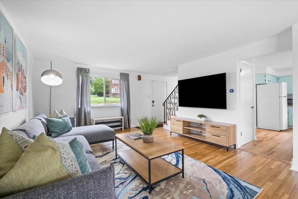 Stylish and Bright 4 Bedroom Home, Amazing Yard with Firepit, Game Room photo 2