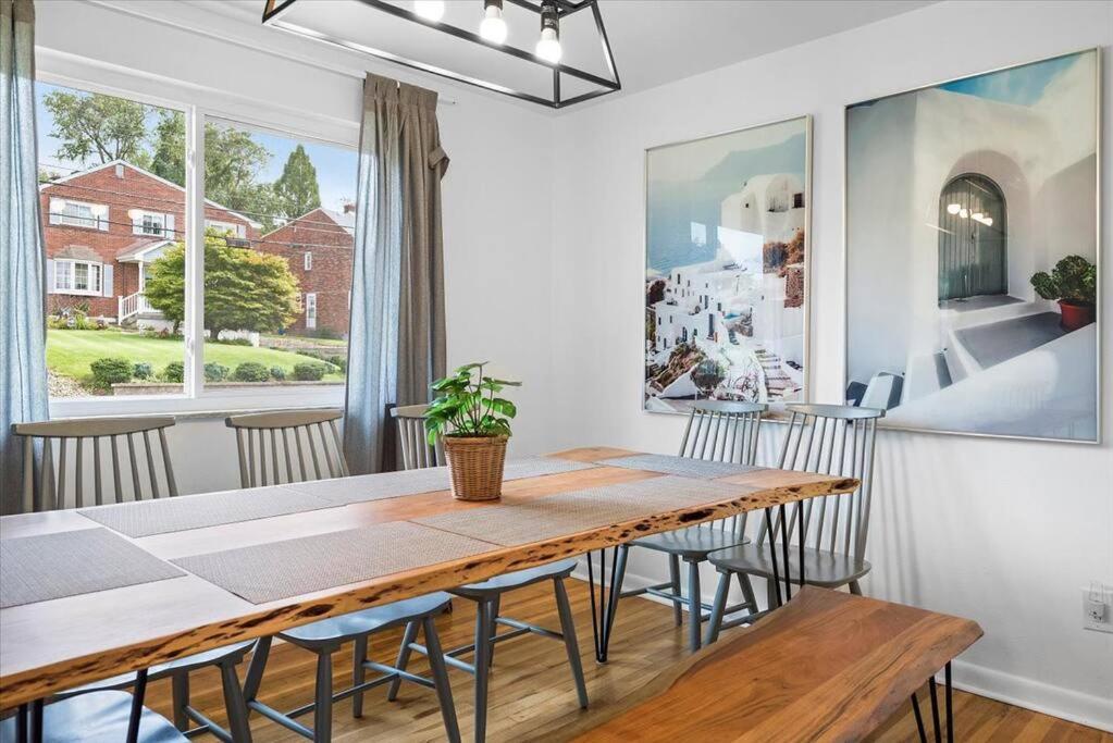 Stylish and Bright 4 Bedroom Home, Amazing Yard with Firepit, Game Room photo 4