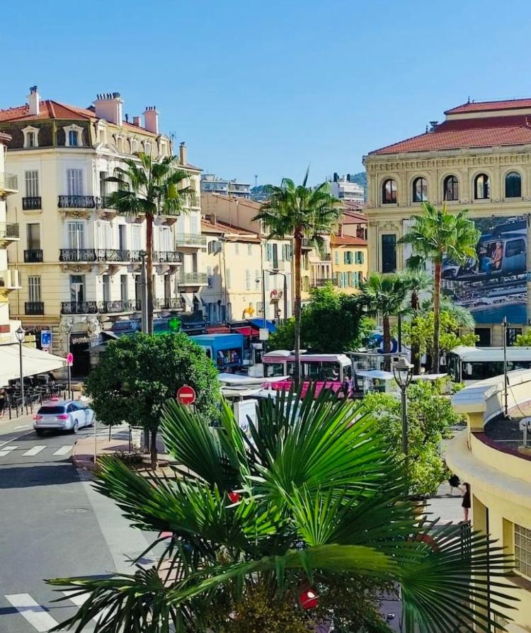À deux pas du Palais des Festivals , deux pièces dans le bas du quartier historique du Suquet à Cannes photo 4