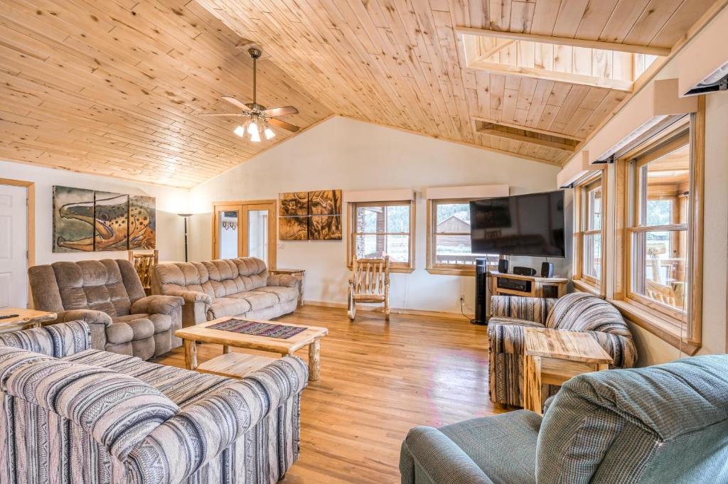 Trout Hunter Cabin photo 2