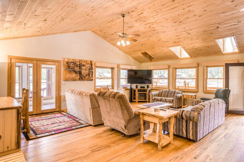 Trout Hunter Cabin photo 3