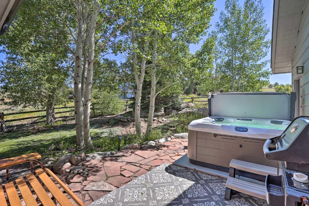 Mtn Home with Hot Tub about 1 Mi to Skiing and Biking photo 4
