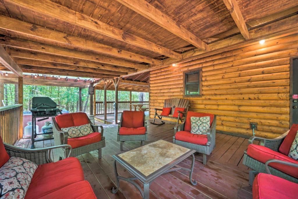 Broken Bow Family Cabin with Private Hot Tub! photo 2