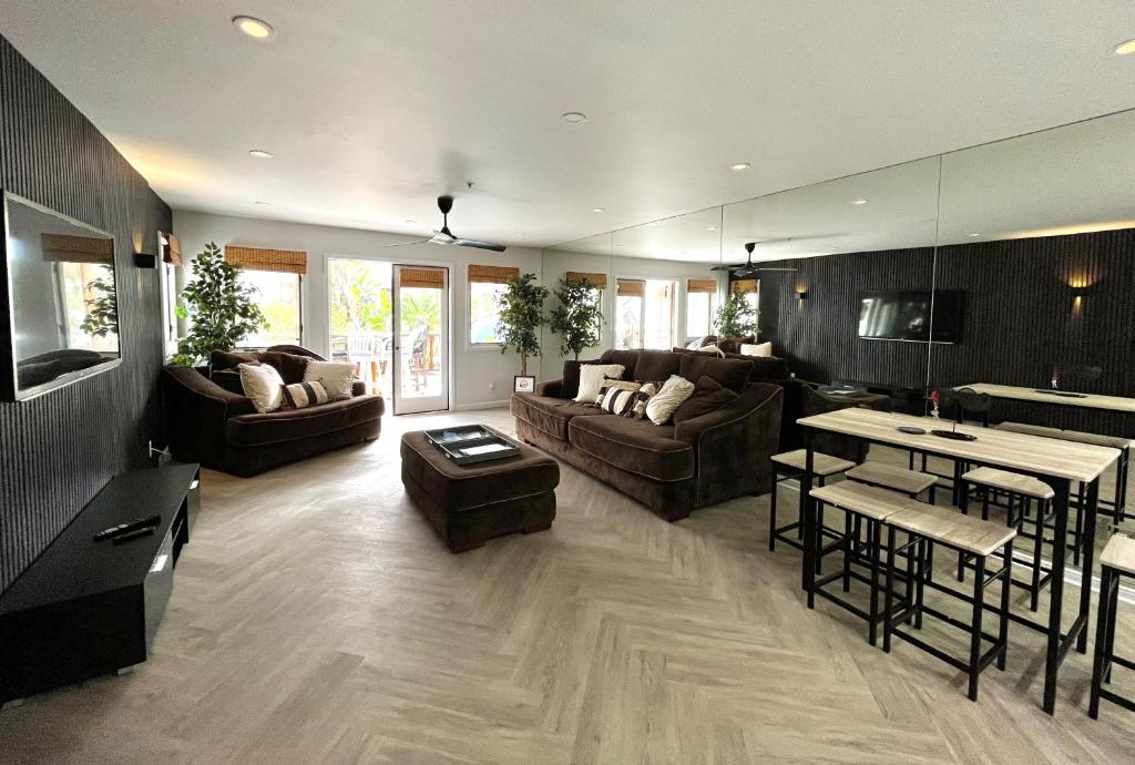 Modern Hamilton Cove Villa w/golf cart photo 2