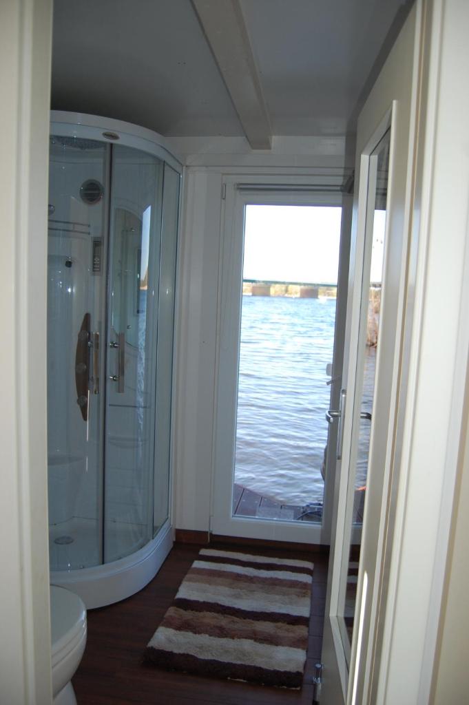 feststehendes Hausboot photo 1