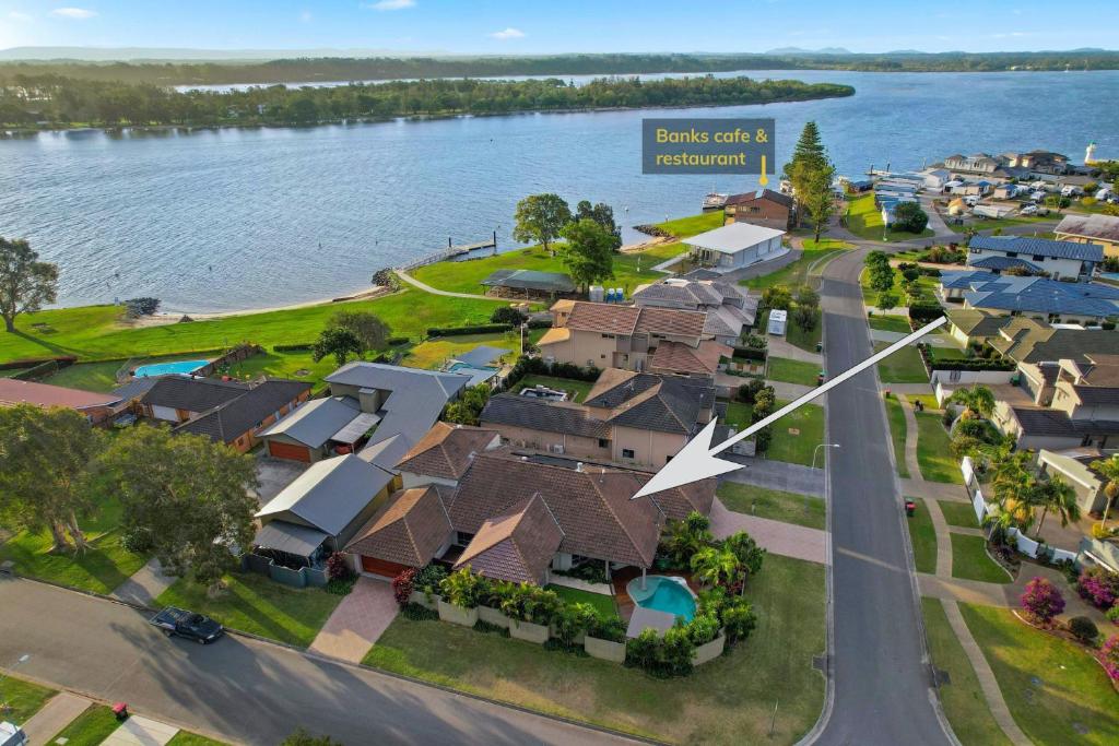 Riverside Breeze - luxury family retreat with pool photo 2