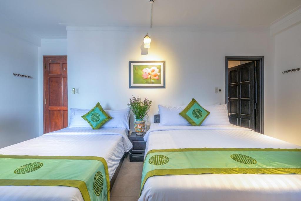 Charming Riverside Hotel