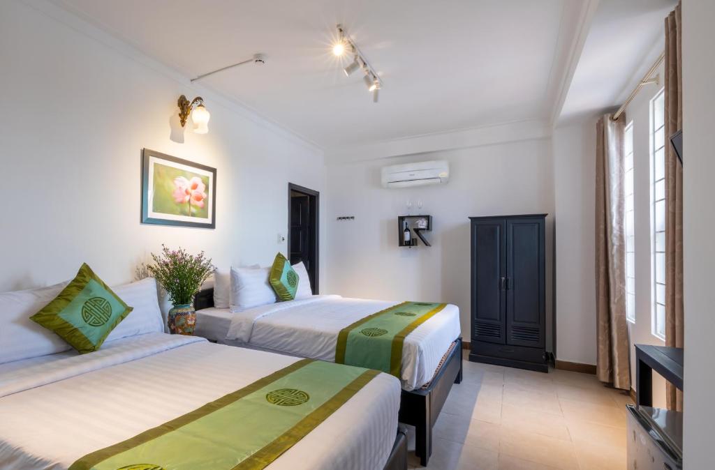 Charming Riverside Hotel