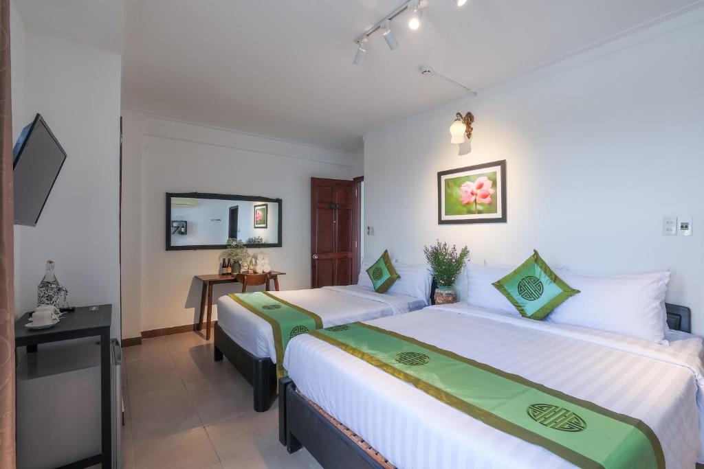 Charming Riverside Hotel