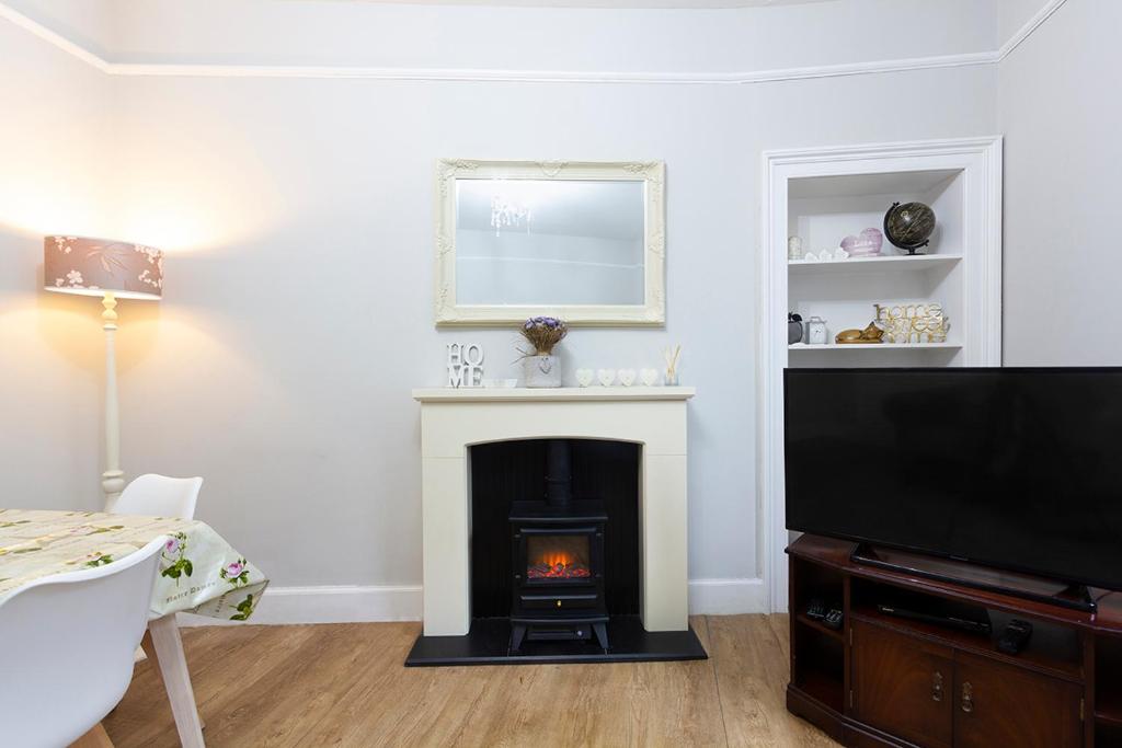 Cosy near centre Edinburgh apartment - Tap to explore photos